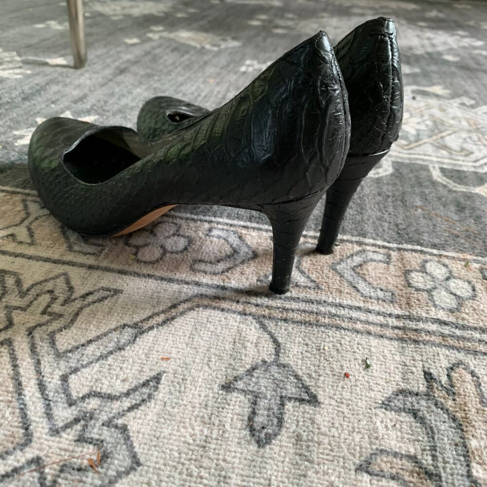 BCBG Maxazaria Snake Embossed Pumps Size 7.5 - Picture 4 of 4